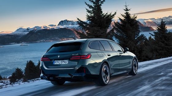 84.4kWh'lık pil ile eşleşen en yeni EV arabası. 329 mil menzil, 335 bhp/430 Nm BMW i5 Touring eDrive40 tek vitesli RWD'de.