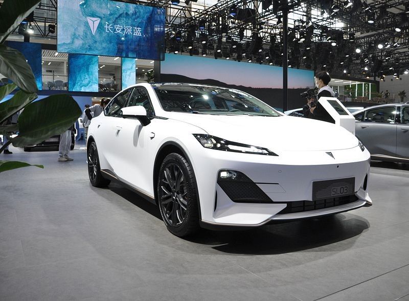 Changan Sl03 Otomatik Yüksek Performanslı Elektrikli Arabalar Beş Kapılı Beş Koltuklu Dört Tekerlekli