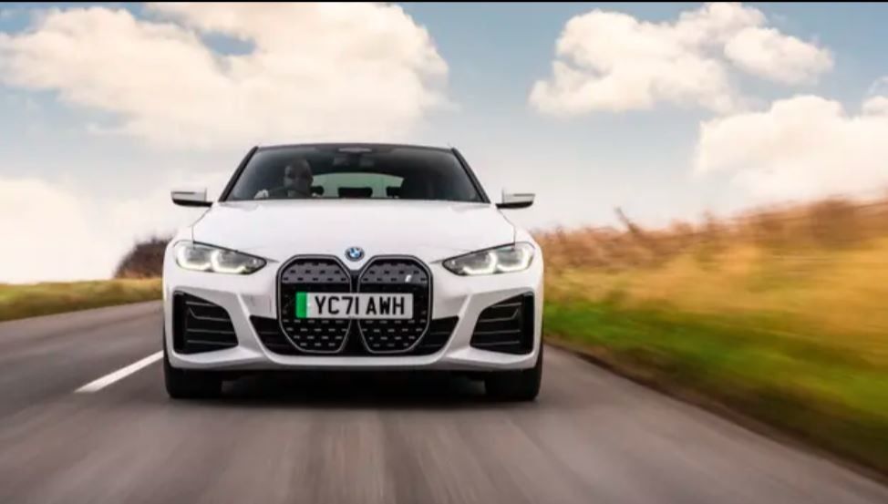 BMW i4'te en yeni ve dört tekerlekten çekici ikili elektrikli motorlar güç ve hatchback bagajı mevcut