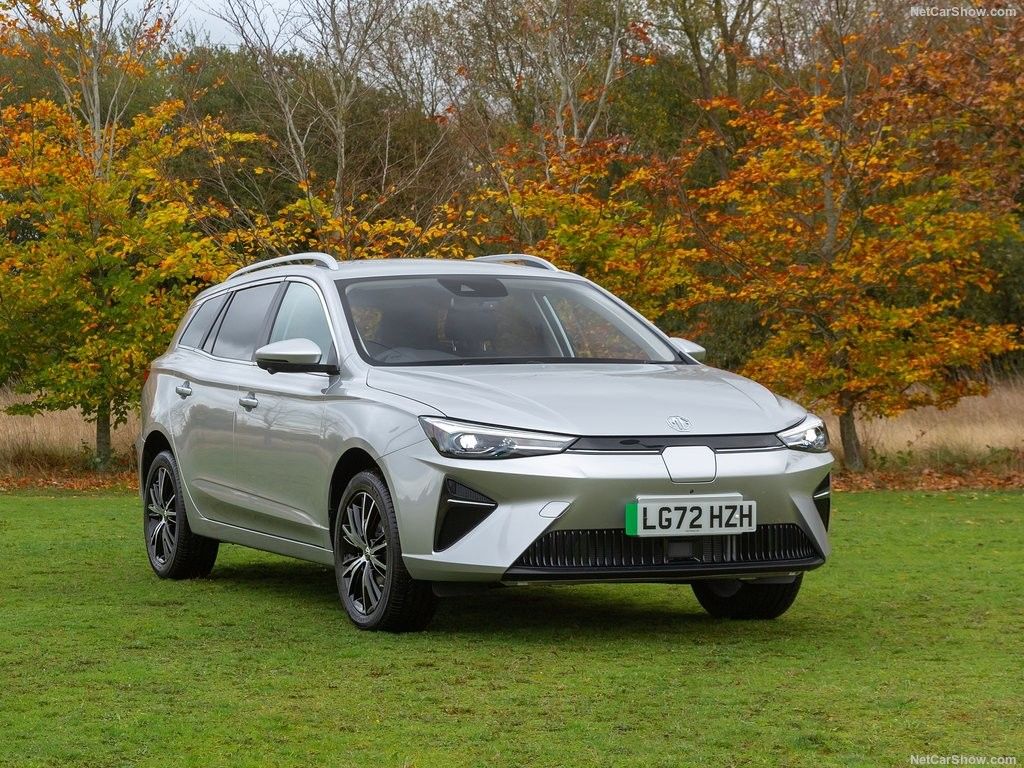 MG 5 EV'de 344km'lik uygun bir menzile ve süper şarj yeteneğine sahip geniş, konforlu tüm elektrikli araba.