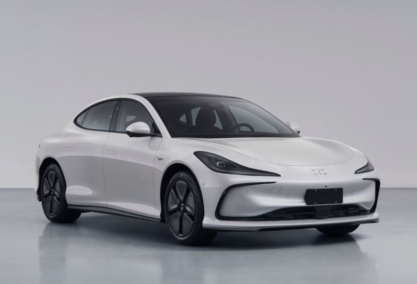 Presale Zhiji L6 Pure Electric 4 kapılı Sedan Motor Gücü 216kw Bir Yarım Spoke Çelik Tekerle Yeni Enerji Aracı