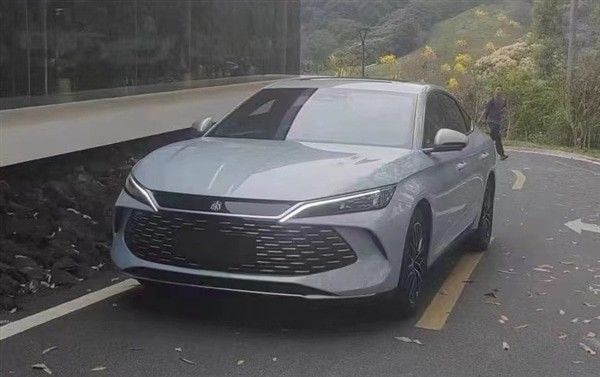 Ön Satış 2024 BYD Qinn L DM-i 80km Elektrikli Araç Yakında Hybrid Araba 1.5T 101ps L4 Yeni Engergy Aracı