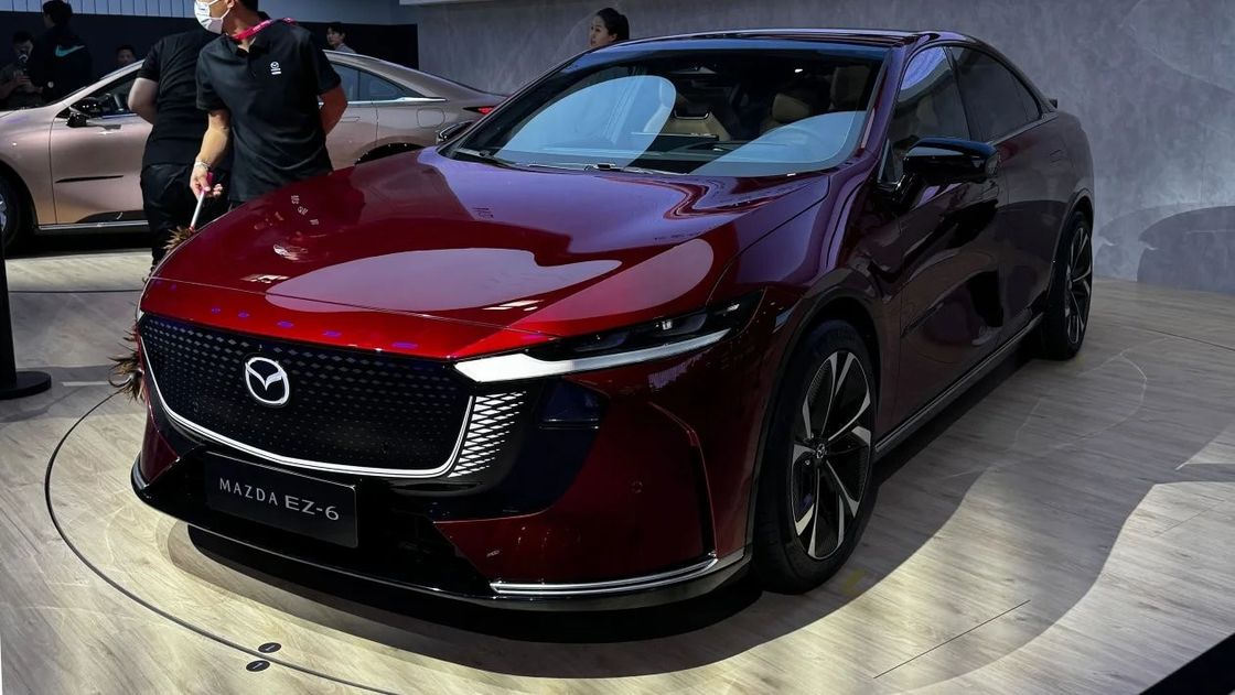 İlk saf elektrikli araç olan Mazda EZ-6 sıradan bir arka tekerlekli sedan.