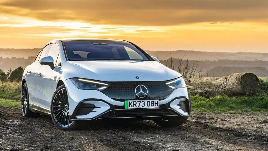 En çekici değerli elektrikli araç Mercedes-Benz EQE 300 Sedan 525km aralığı 180kw/245P.s güç w 210kmh en yüksek hız