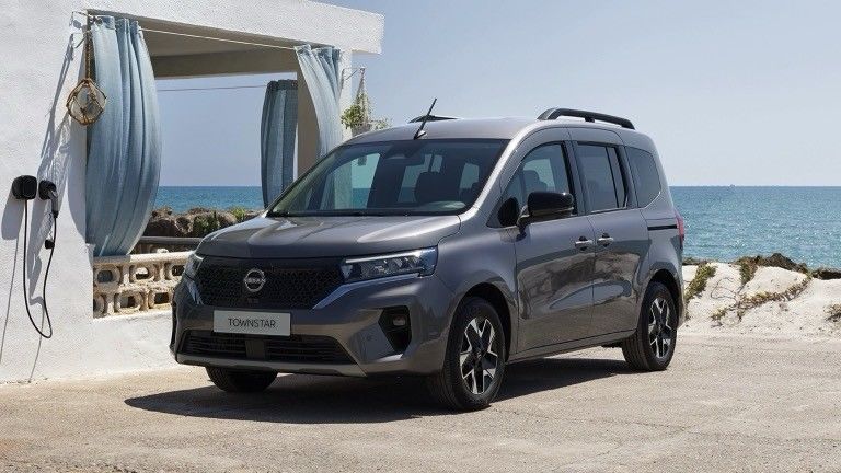 Konforlu sürüş pozisyonu ve pratik kabin Nissan Townstar MPV Pure Ev WLTP 285km ile